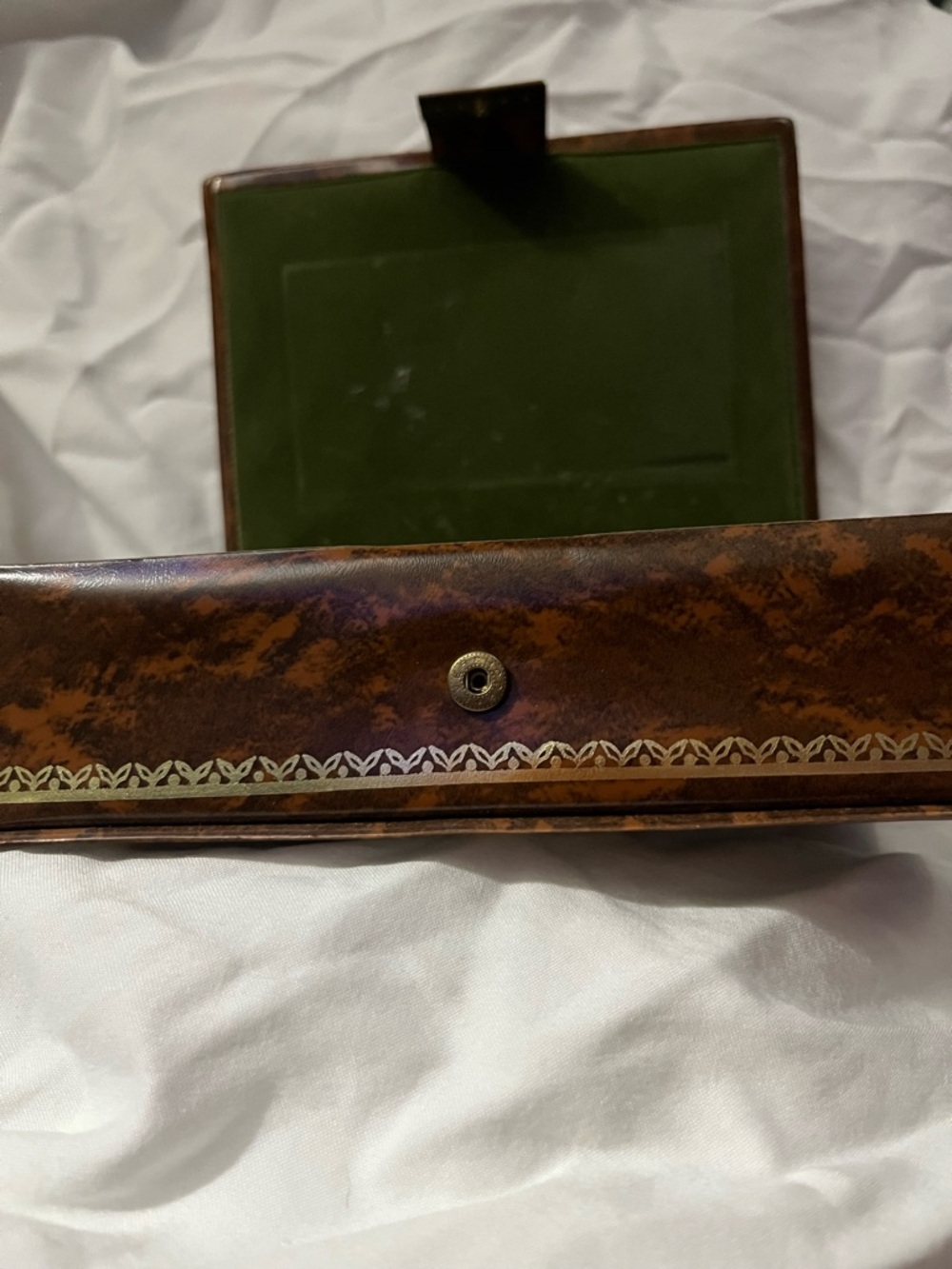Vintage tapestry jewelry box - Picture 5 of 9